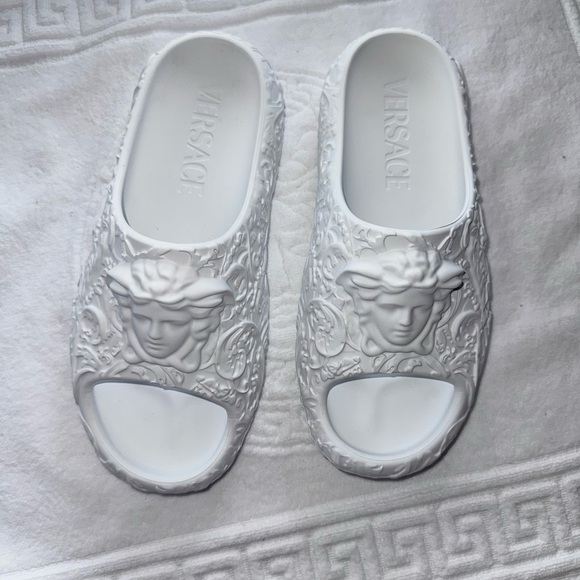 Authentic Versace Medusa White Pool Slides Size 42 EU Like New. No Box - Picture 2 of 4